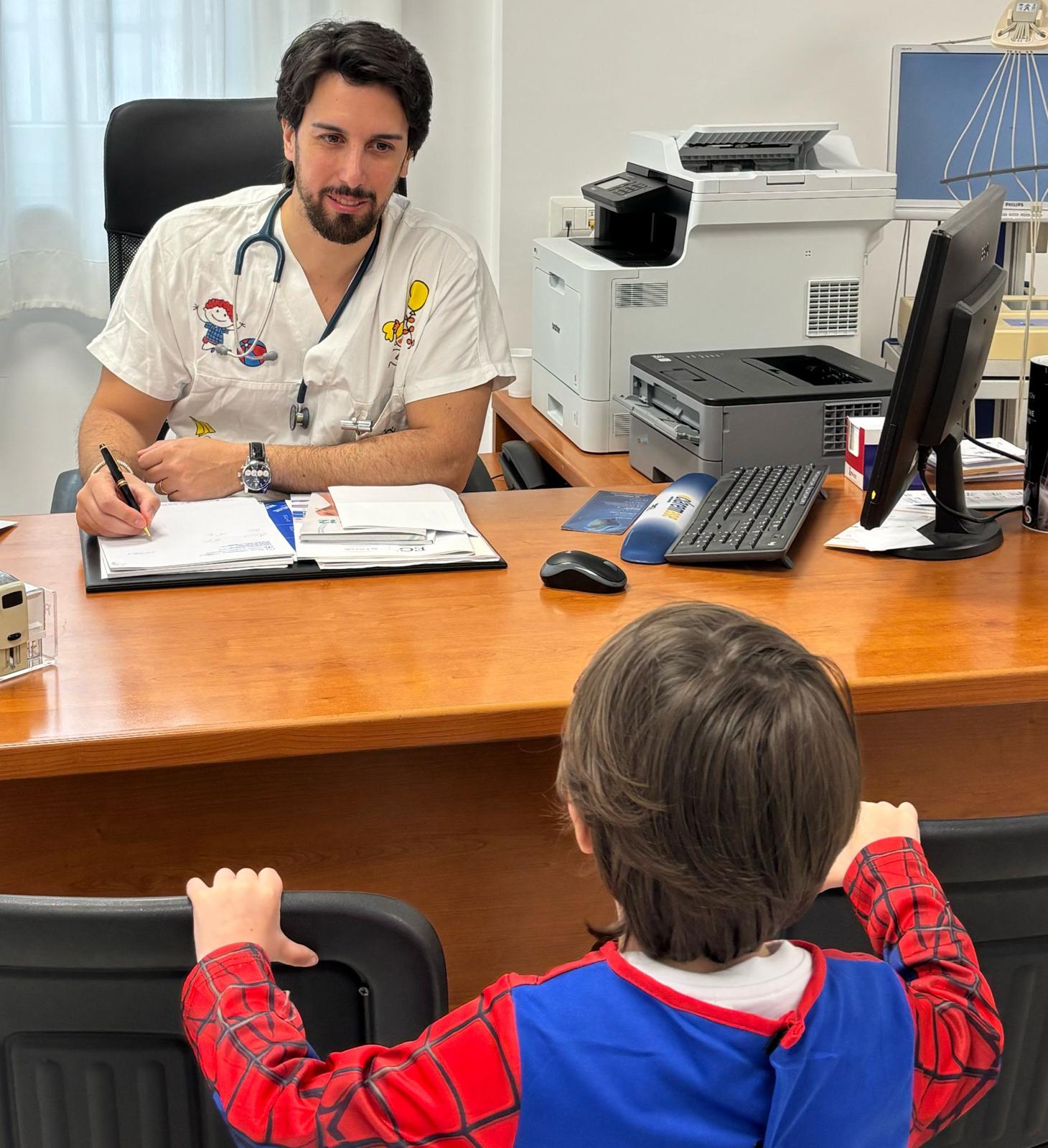 Il Dott. Salvatore Alfiero accoglie un bambino durante una visita pediatrica