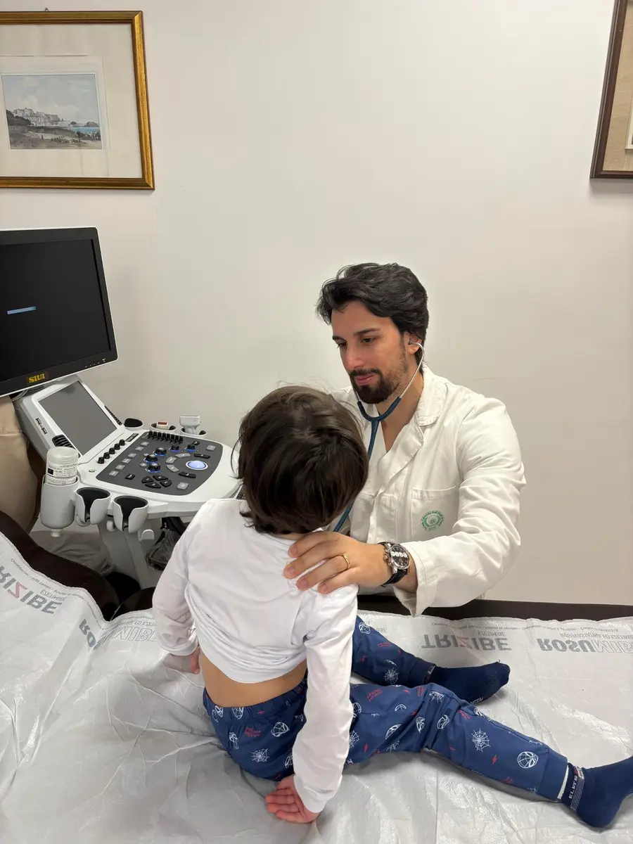 Il Dott. Salvatore Alfiero durante una visita pediatrica